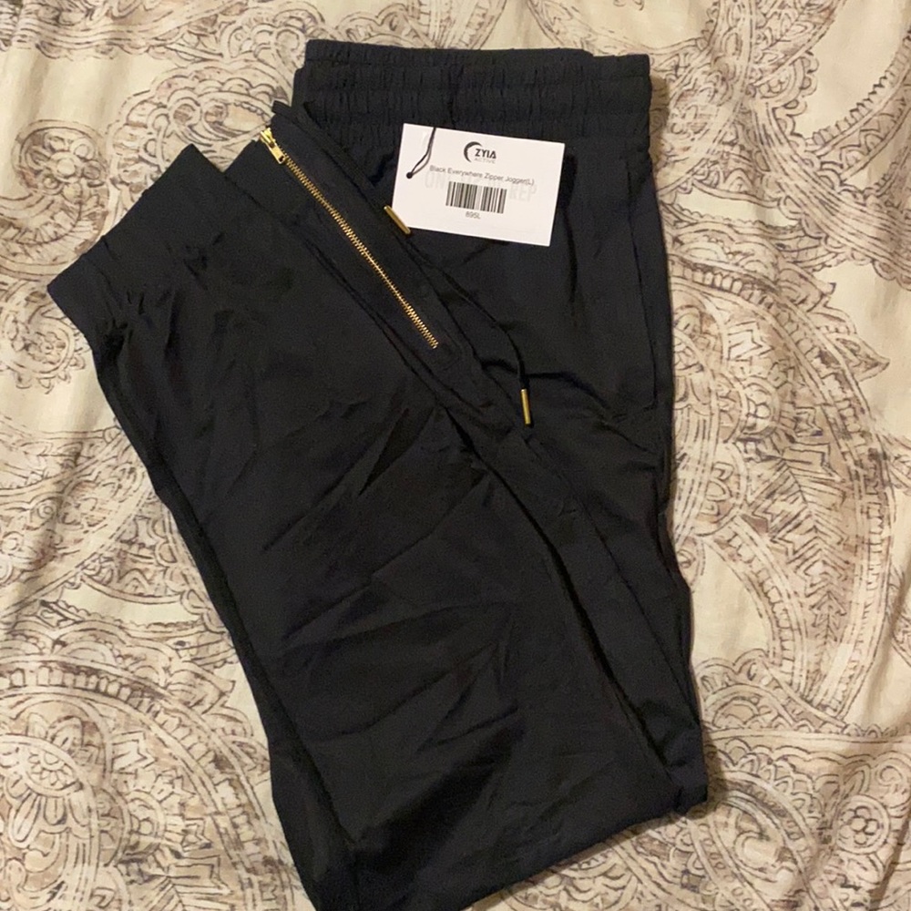 Zyia Black Everywhere Zipper Jogger new